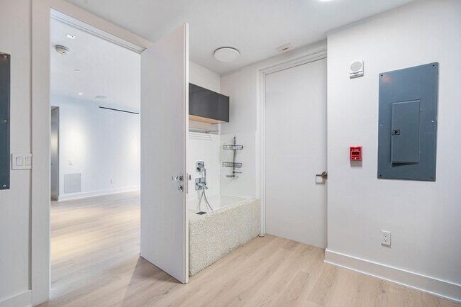 Building Photo - 5959 Collins Ave