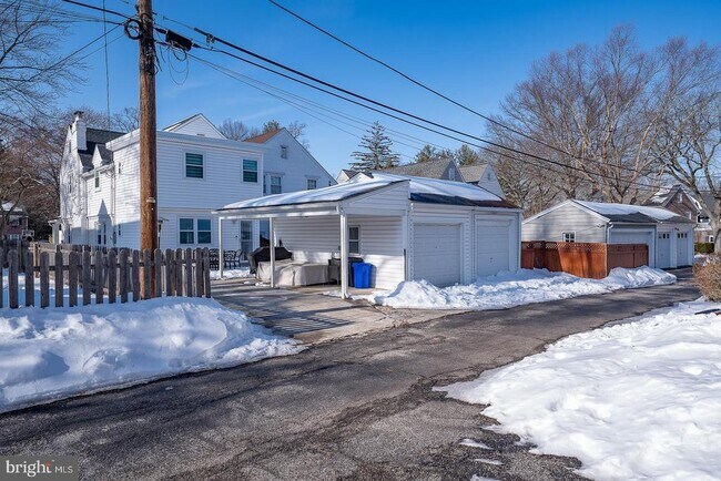 Building Photo - 227 E Hathaway Ln