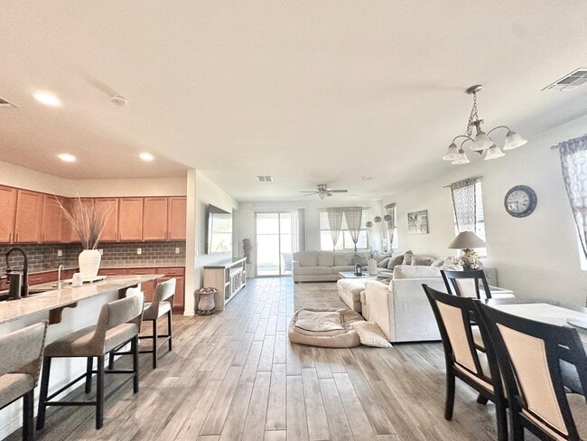 Building Photo - 16492 W Caldwell St