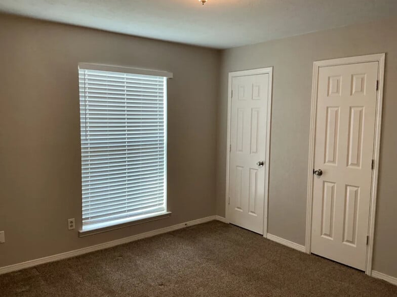 Building Photo - 1706 Surrey Ct