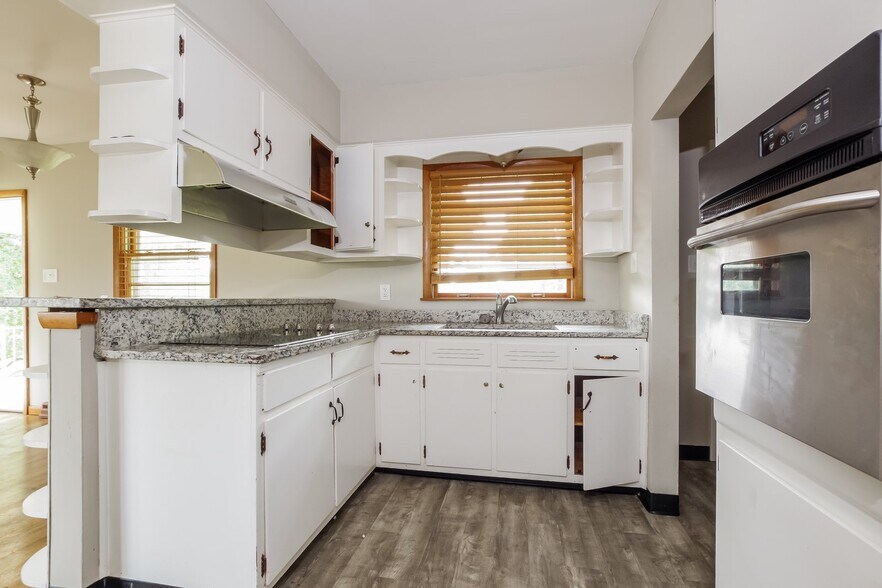 Building Photo - 4728 Roosevelt Ave