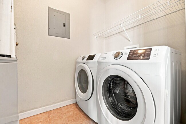 Building Photo - $2,195.95 - 2 bed, 2 bath Spacious Condo in Broomfield with AC and In Unit Laundry!