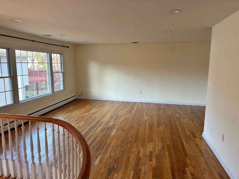 Building Photo - 718 Spring Ave