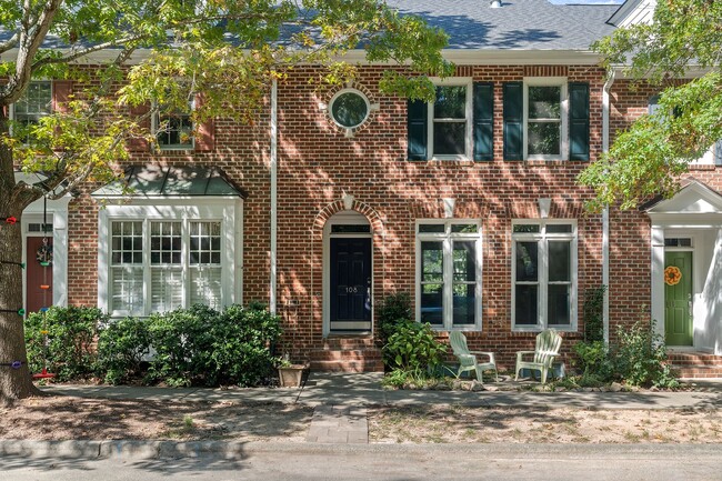 Primary Photo - Beautiful Southern Village townhome - Furn...