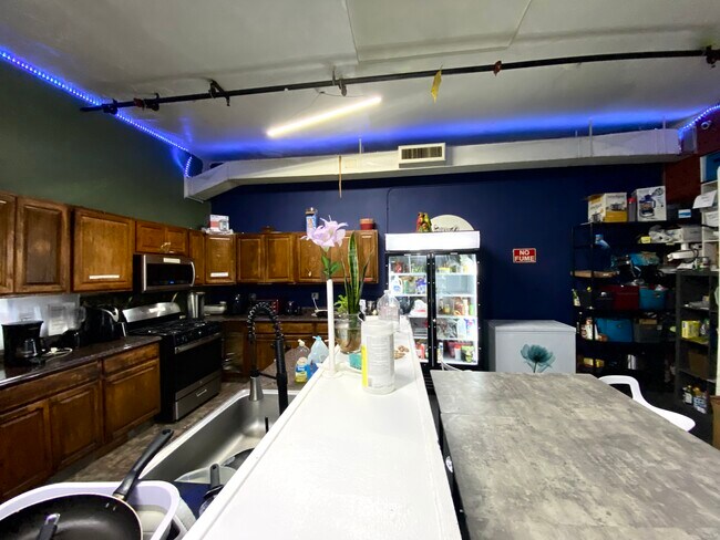 Building Photo - Room #1