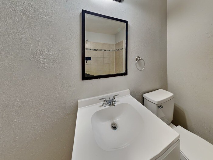 Building Photo - 1628 Canterbury Cir