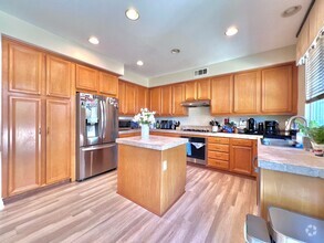 Building Photo - Spacious Five Bedroom home located within ...