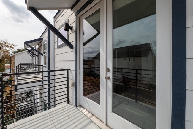 Building Photo - 1318 Reinerman St