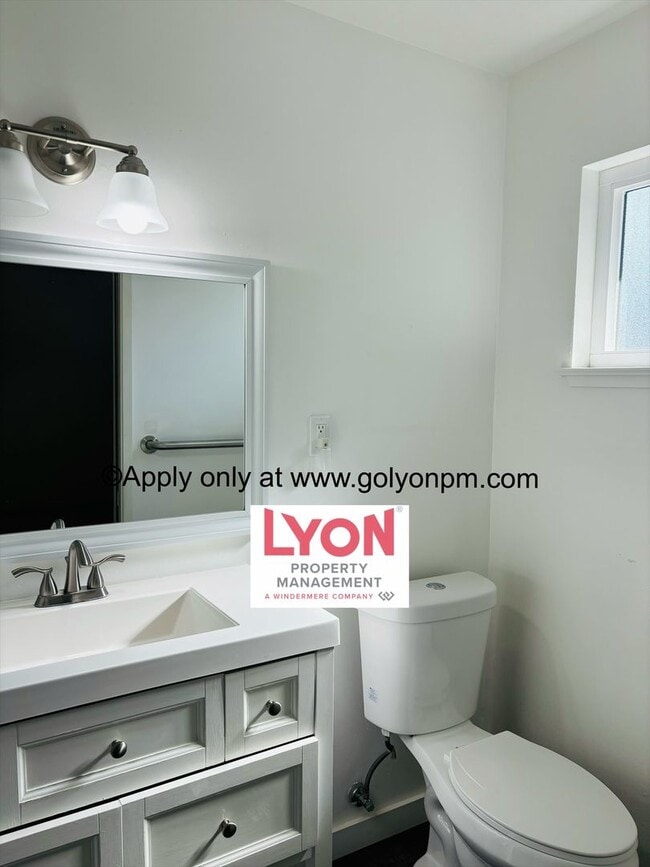 Building Photo - Spacious 2 bedroom, single level duplex in...