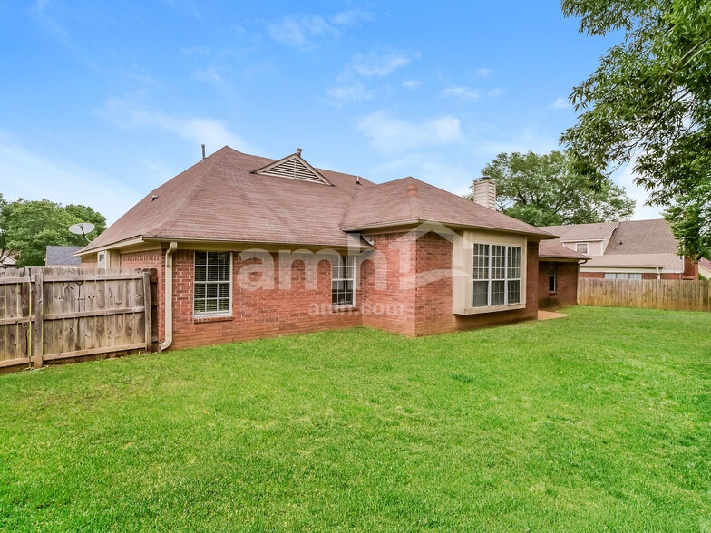 Building Photo - 6895 Clearpoint Dr