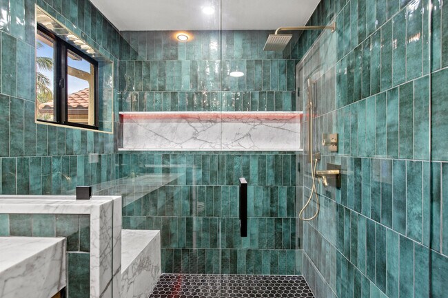 Building Photo - 19 Vía Lago