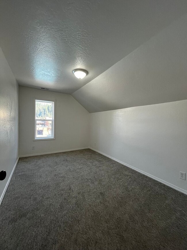 Building Photo - 3 bedroom, 2 bath house located in Wallace...
