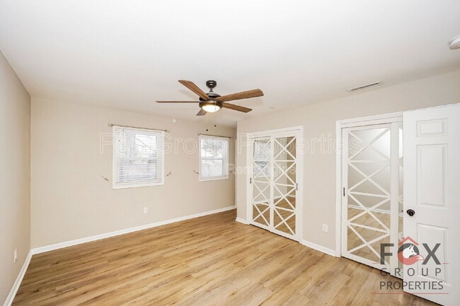 Building Photo - 305 Camelot Dr