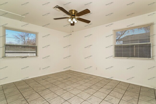 Building Photo - 747 Chevron Dr