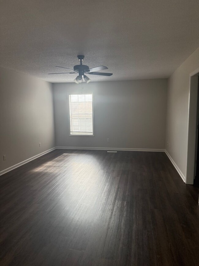 Building Photo - Available NOW- 113 Commons-Move in Special 1/2 off the first month rent with 12-month Lease