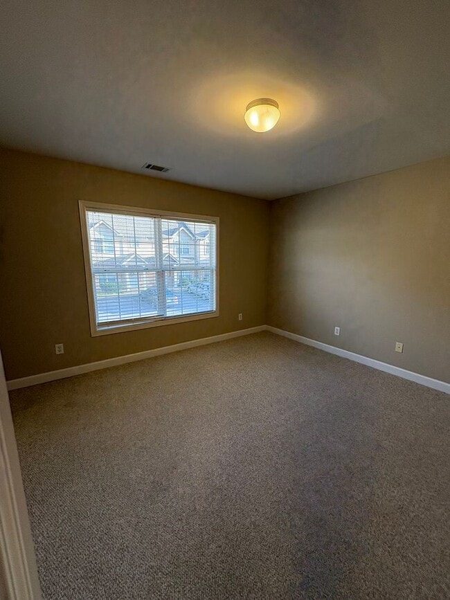 Building Photo - Cute 2 Bedroom Townhouse Near Furman and C...