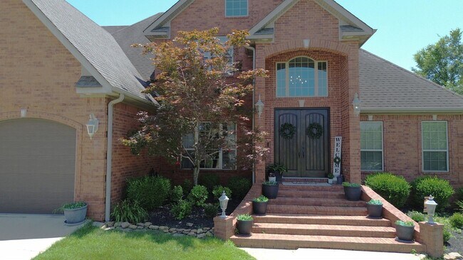 Building Photo - Beautiful 5-bed/3-bath home with covered patio