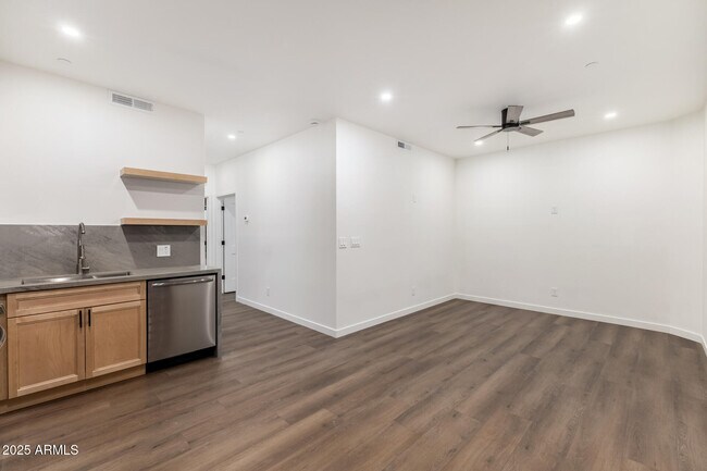 Building Photo - 12005 N Panorama Dr