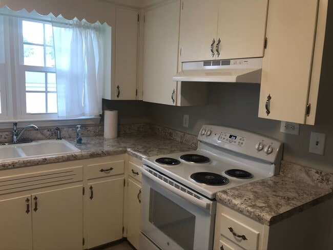 Building Photo - Completely remodeled 3 bedroom  w/ screened porch. Applications accepted at www.treg-rentals.com ...