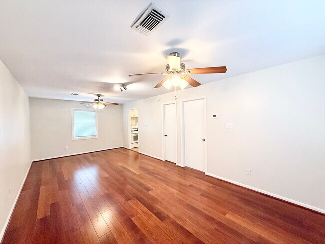 Building Photo - BRA11