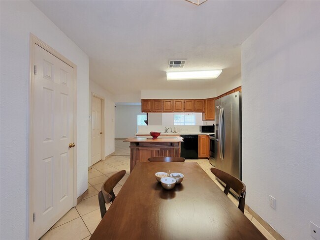 Building Photo - 2431 Edgewood Dr