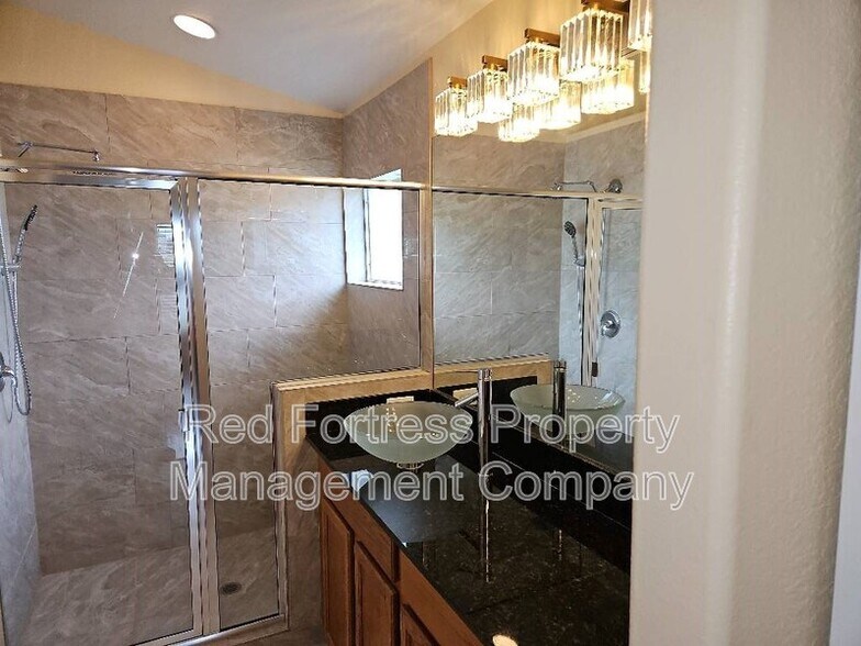 Building Photo - 1556 Scarlett Ave