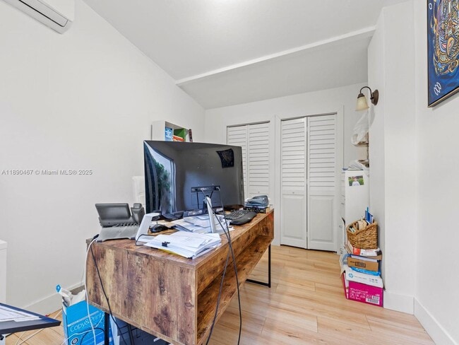 Building Photo - 10921 SW 116th Ave