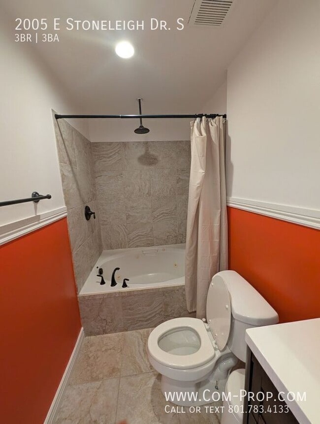 Building Photo - 2005 Stoneleigh Dr S