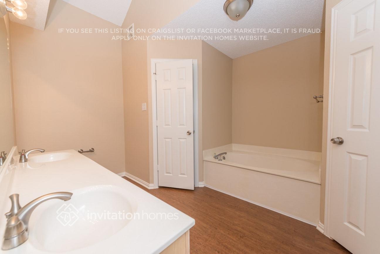 Building Photo - 5010 Ridgefield Ct