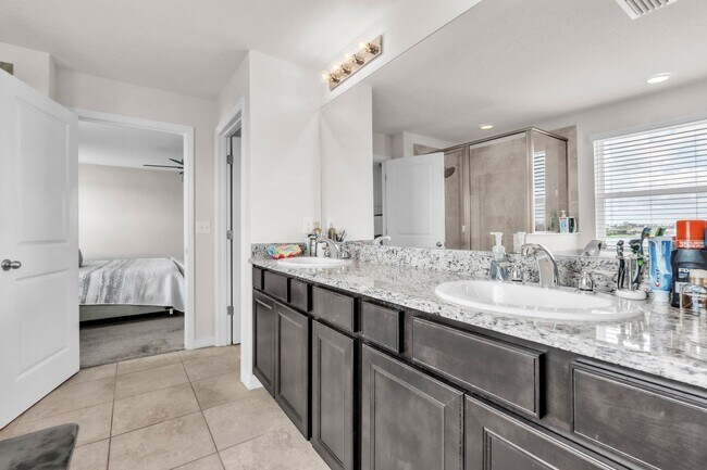Building Photo - Spacious 5-Bedroom Home with Resort-Style ...