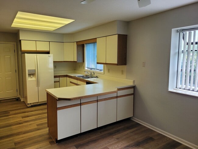 Building Photo - Country Club Villas-2 Bedroom 2 Bath Condo