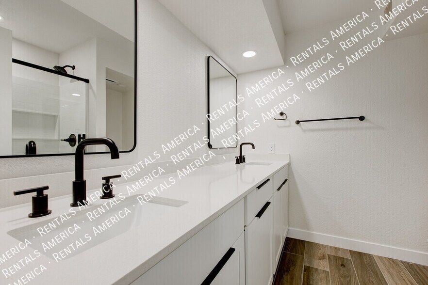 Building Photo - 819 W Ross Ave