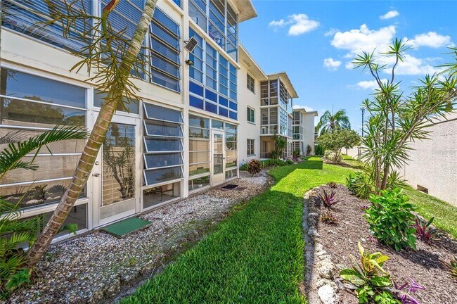 Building Photo - 708 S Tamiami Trl