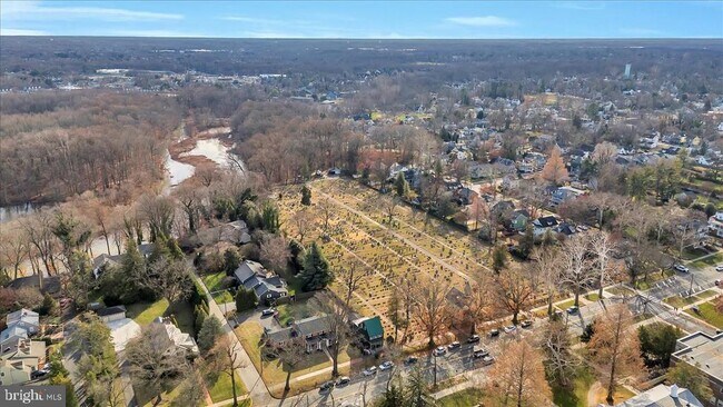 Building Photo - 406 Kings Hwy E