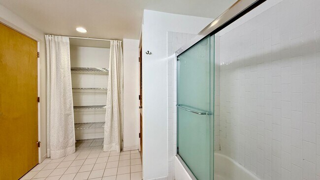 Building Photo - 1BR + Den / 1BA with Private Patio + Parking!