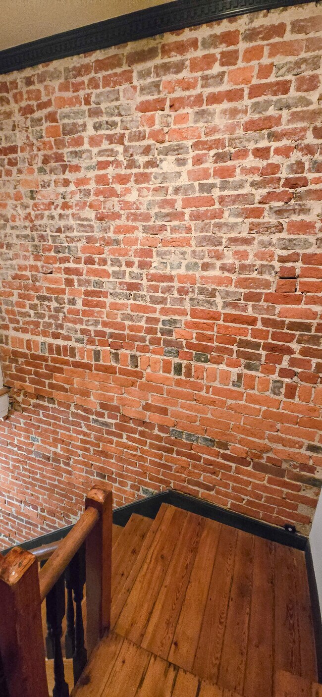 Building Photo - 209 W Clay St
