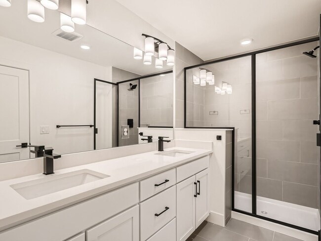 Building Photo - Spacious 4BR Duplex w/High End finishes on Quiet Street!