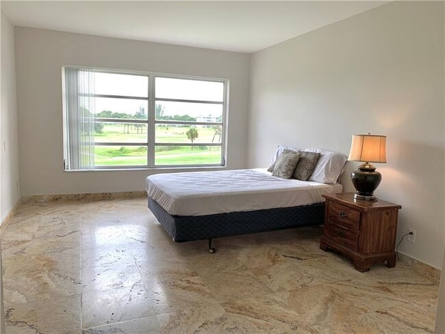 Building Photo - 2950 N Palm Aire Dr