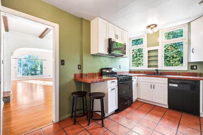 Kitchen - 1284 S Cloverdale Ave