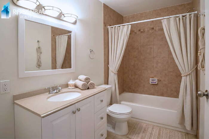 Building Photo - 2452 N Treat Ave