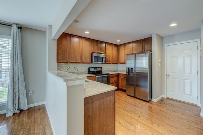 Building Photo - Gorgeous Updated 3 Bed 2.5 Bath Home w/2 C...