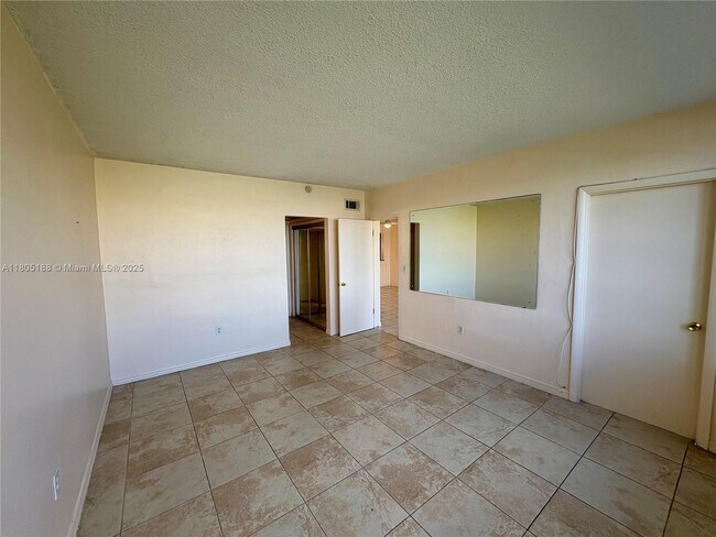 Building Photo - 1591 NE Miami Gardens Dr