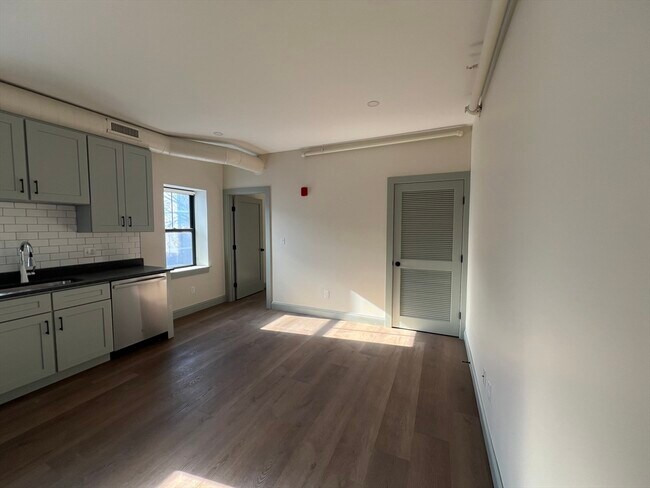 Building Photo - 160 Seabury St