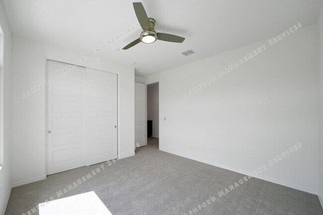 Building Photo - Luxury 3-Bedroom Townhome with Rooftop Dec...