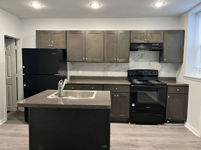 Building Photo - Remodeled Large 3bd/1 House with Rear yard!! Section 8 Welcome!!