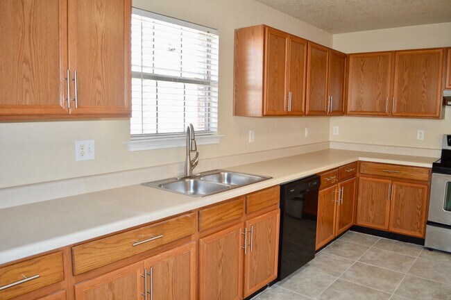 Building Photo - Newly remodeled 3 bed 2 bath