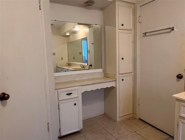 Building Photo - 8210 Hollyleaf Dr