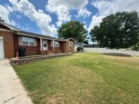 Building Photo - Charming 3-Bedroom Home with Spacious Yard...