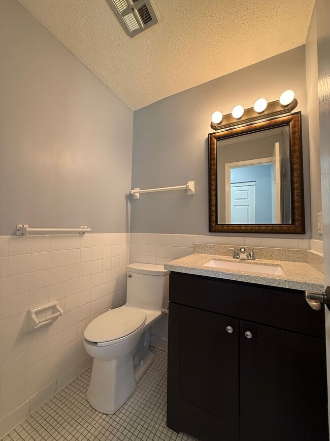 Building Photo - Spacious 2BR Edina Condo with Updated Interior, Outdoor Pool & Underground Parking
