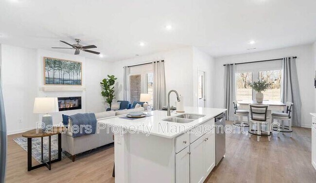 Building Photo - 1918 Larkspur St